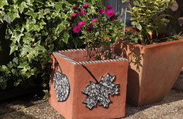 Cache-pot cube épuré « 4 feuilles » décors mosaïque récup’ et enduit terracotta –  28 x 28 cm