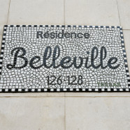 Plaque de la résidence Belleville à Bordeaux (pose terminée) – Emaux de Briare, 58x42cm