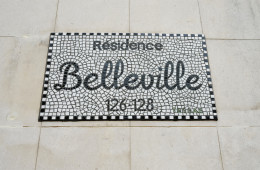 Plaque de la résidence Belleville à Bordeaux (pose terminée) – Emaux de Briare, 58x42cm