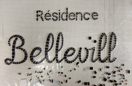 Plaque de la résidence Belleville à Bordeaux (à l’atelier) – Emaux de Briare, 58x42cm