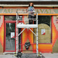 Entretien et restauration d’une façade de magasin en mosaïque pâte-de-verre Art Déco (1956) – Bordeaux