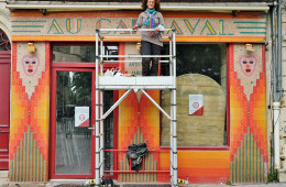 Entretien et restauration d’une façade de magasin en mosaïque pâte-de-verre Art Déco (1956) – Bordeaux