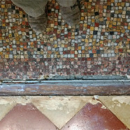 Restauration d’un sol en mosaïque début XXe siècle à Bordeaux (chantier en cours)