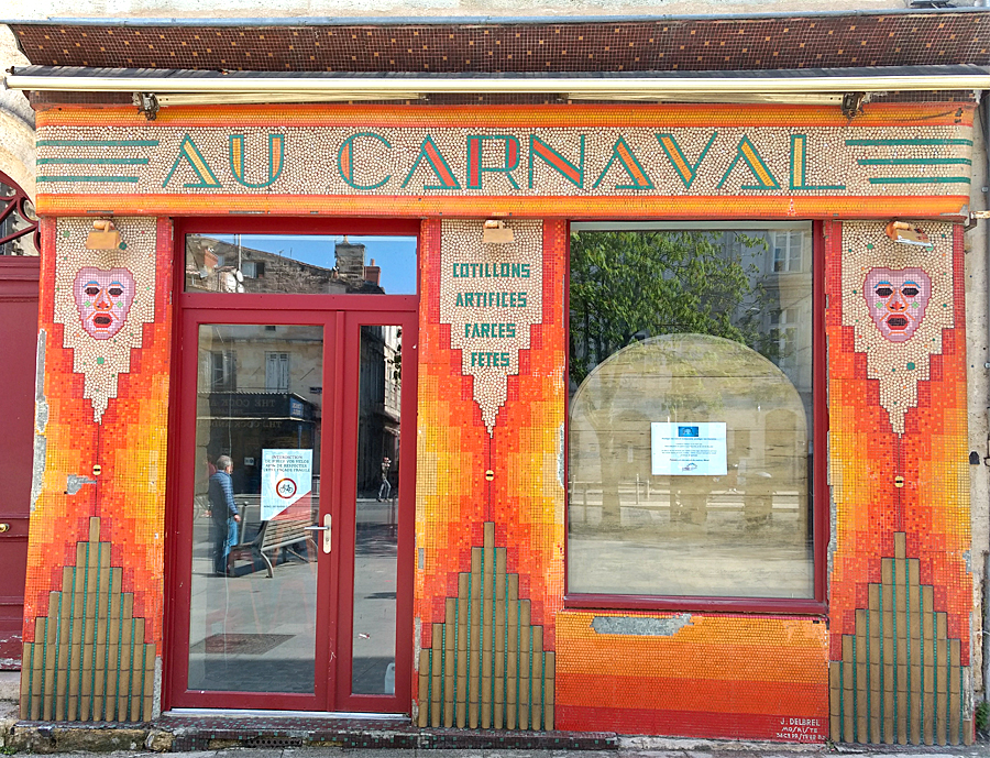 Restauration de la façade mosaïque de la boutique Au Carnaval à Bordeaux