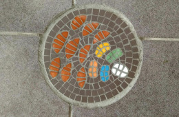 Logo mosaïque sol Centre de Bien-être – Reproduction d’un logo incrusté dans un sol carrelé. (diam 20 cm)