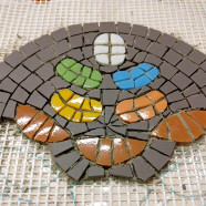 Logo mosaïque sol Centre de Bien-être – Reproduction d’un logo incrusté dans un sol carrelé. (diam 20 cm)