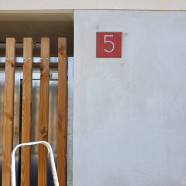 Numéro d’immeubles en mosaïque récupérée – Commande du bailleur social Aquitanis (3 pièces de 20 x 20 cm)