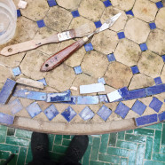 Table mosaïque – Remplacement de carreaux et rejointoiement de l’ensemble