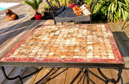 Table mosaïque marocaine – Rénovation plateau béton et mosaïque (1 x 1 m)