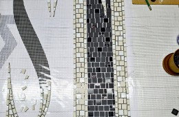 Tapis d’entrée en mosaïque, restaurant CASTI, Genève – 200x100cm – Grés cérame et pâtes de verre (détail, en atelier)