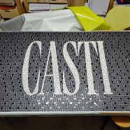 Tapis d’entrée en mosaïque, restaurant CASTI, Genève – 200x100cm – Grés cérame et pâtes de verre (en atelier)