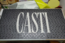 Tapis d’entrée en mosaïque, restaurant CASTI, Genève – 200x100cm – Grés cérame et pâtes de verre (en atelier)