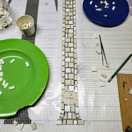 Tapis d’entrée en mosaïque, restaurant CASTI, Genève – 200x100cm – Grés cérame et pâtes de verre (détail, en atelier)