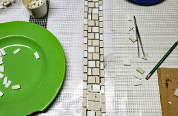 Tapis d’entrée en mosaïque, restaurant CASTI, Genève – 200x100cm – Grés cérame et pâtes de verre (détail, en atelier)