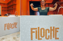 Logo mosaïque, restaurant FILOCHE, Bordeaux – 150×100 cm – Grès cérame et pâte de verre (chantier terminé)