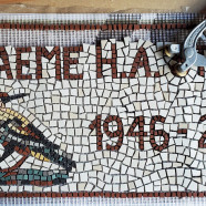 Plaque funéraire en mosaïque – 60×30 cm – Grès cérame (en atelier)