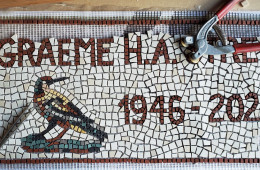 Plaque funéraire en mosaïque – 60×30 cm – Grès cérame (en atelier)