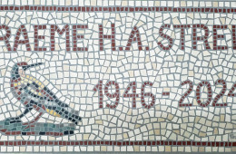 Plaque funéraire en mosaïque – 60×30 cm – Grès cérame (création terminée)