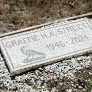 Plaque funéraire en mosaïque – 60×30 cm – Grès cérame (création terminée)
