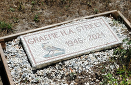 Plaque funéraire en mosaïque – 60×30 cm – Grès cérame (création terminée)